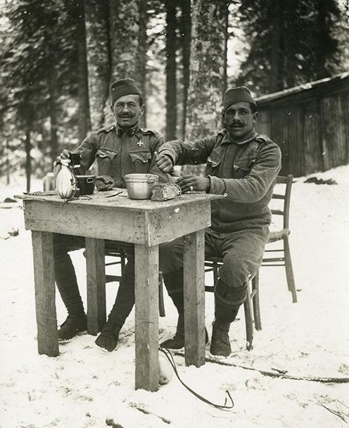 “soldati bosniaci banchettano nei pressi del fronte”, Museo Storico Italiano della Guerra