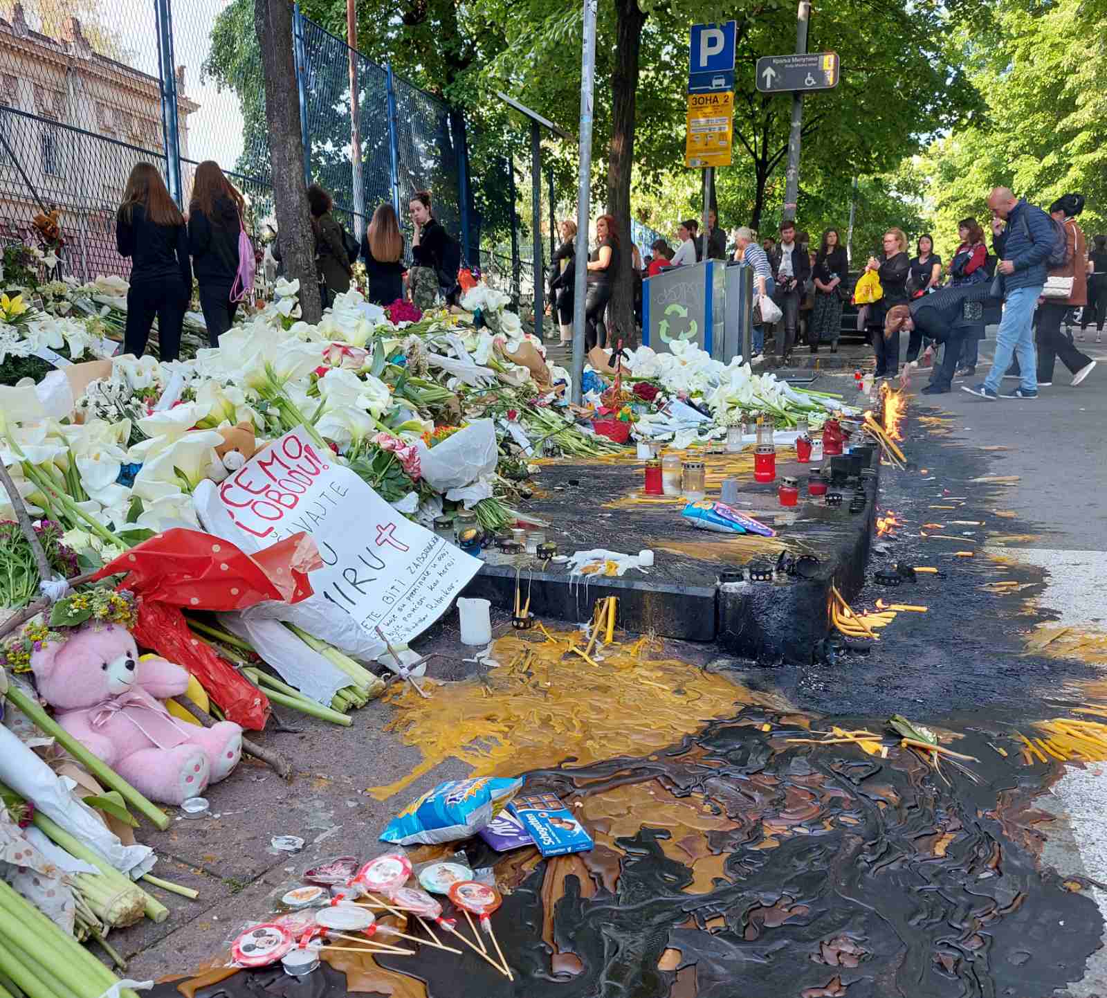 Corone di fiori e candele poste davanti alla scuola Ribnikar (foto A. Riha)