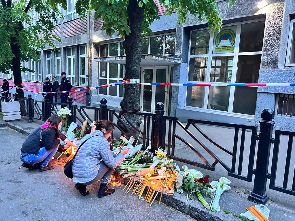 Alcune persone depositano corone di fiori a Belgrado sul luogo della strage (Foto M. Moratti)