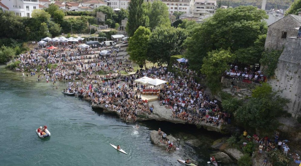 Spettatori attendono i tuffi dalla riva della Neretva (foto © M. Husejić)