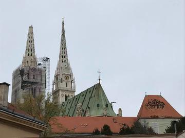 La cattedrale di Zagabria senza una guglia (foto © Vjeran Pavlaković)