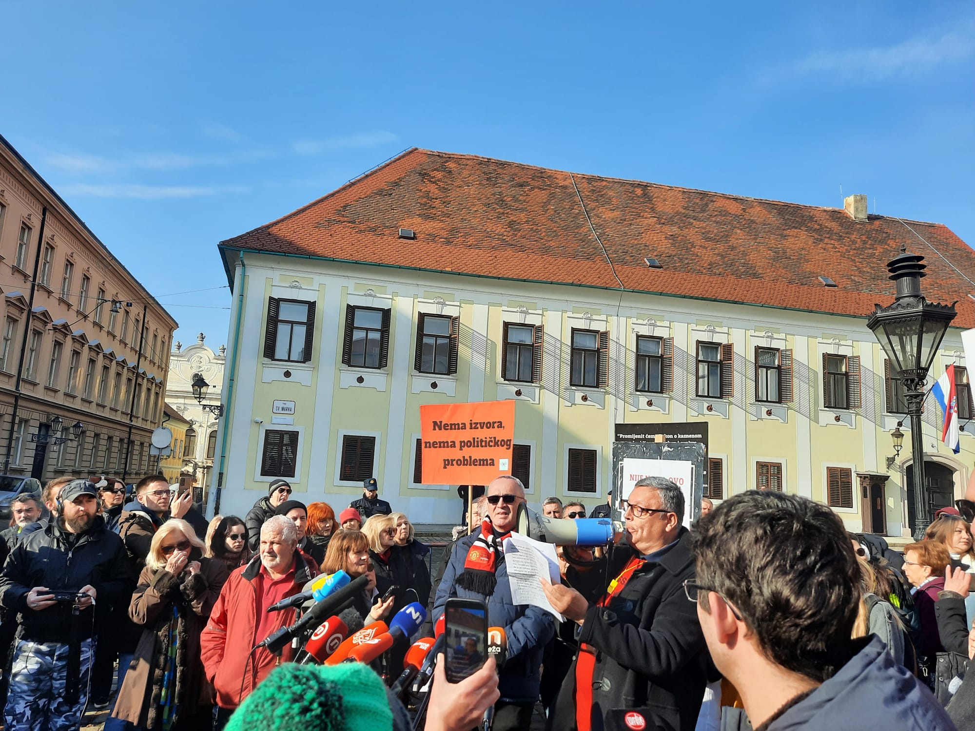 Croazia-giornalisti-in-piazza