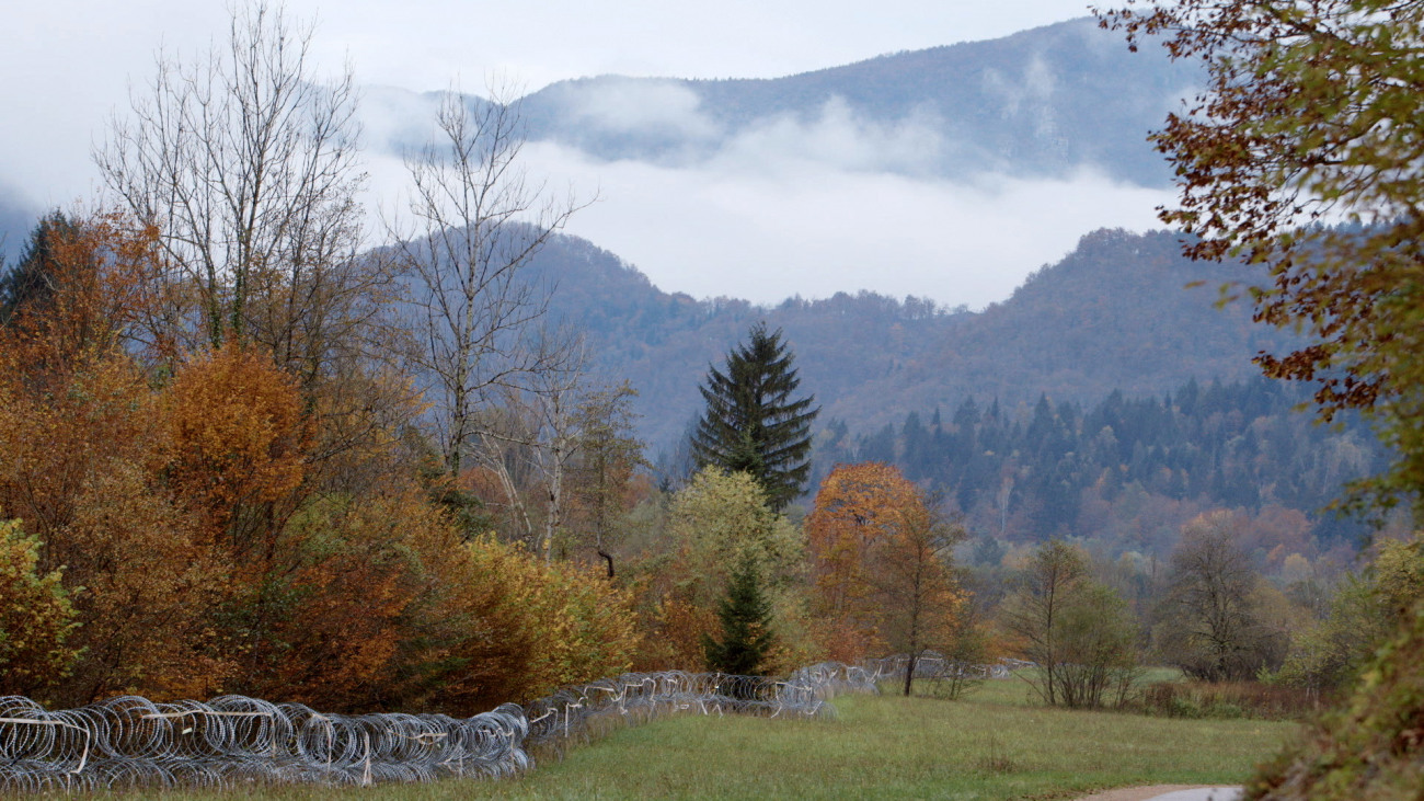Slovenia-Croatia-barbed-wire