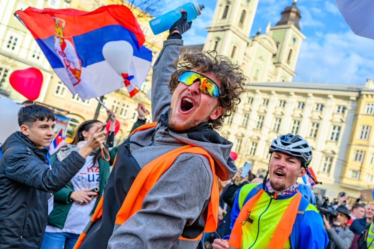 Serbia-le-proteste-in-movimento-verso-Bruxelles