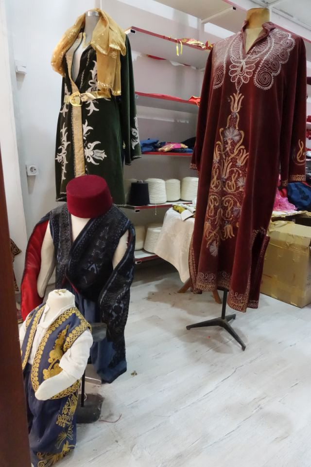 Abiti confezionati da Mehmet il sarto - Foto F. Polacco