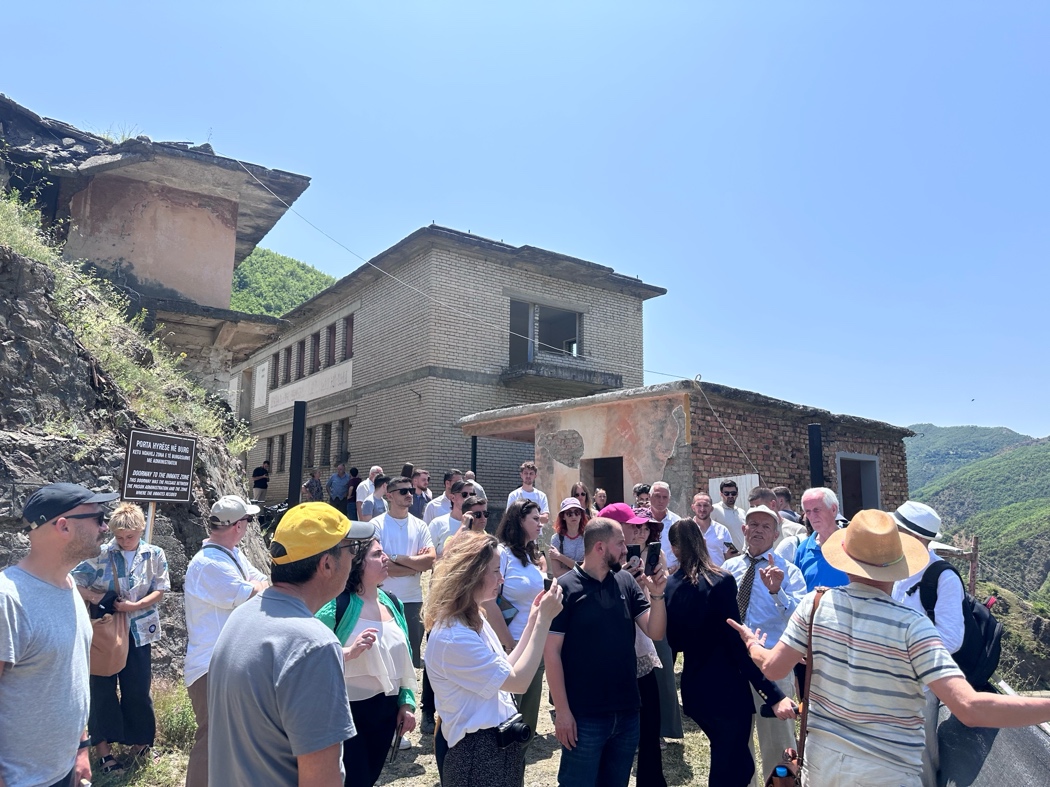 Un gruppo di cittadini in visita a Spaç il 7 giugno per osservare l’impatto del cantiere sul sito.
