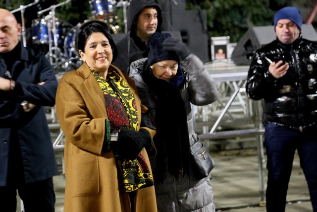 La presidente uscente Zourabichvili in piazza coi manifestanti (foto F. Baccini)