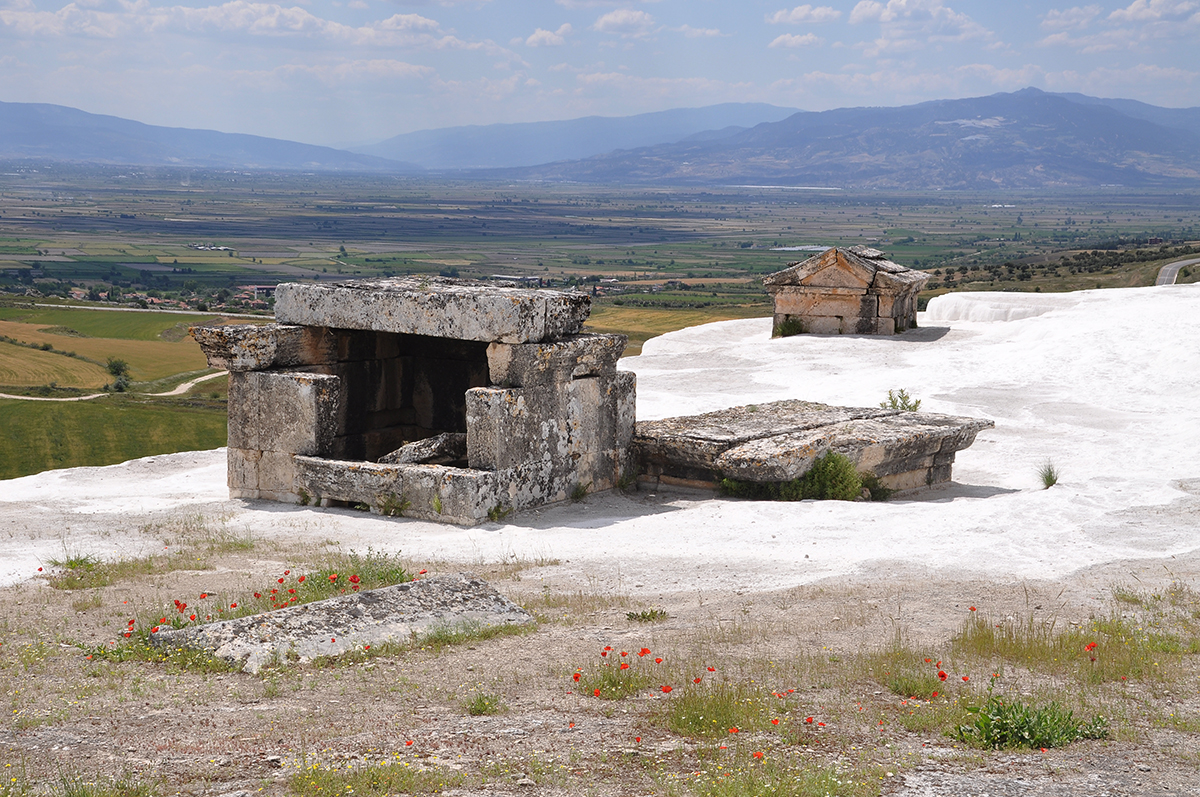 Antiche-tombe-inglobate-nel-travertino-di-Pamukkale