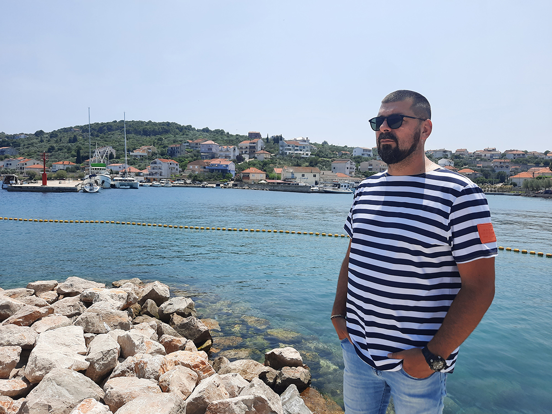 Il pescatore Božidar Blaslov con la sua maglia a righe fatta di reti da pesca riciclate - Foto G. Vale Il pescatore Božidar Blaslov con la sua maglia a righe fatta di reti da pesca riciclate - Foto G. Vale