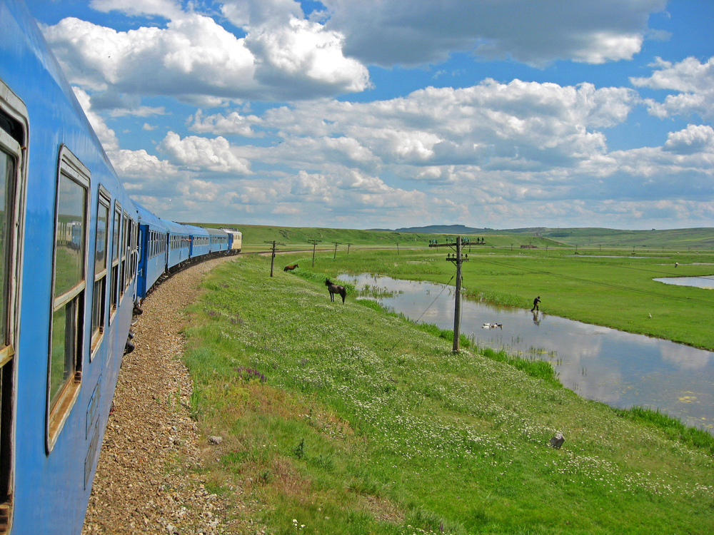 Un treno nella campagna romena © mishu88/Shutterstock