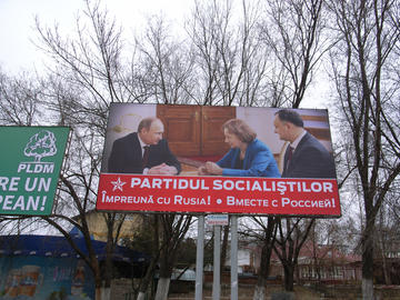 "Insieme con la Russia", il poster elettorale del partito socialista con Putin "Insieme con la Russia", il poster elettorale del partito socialista con Putin