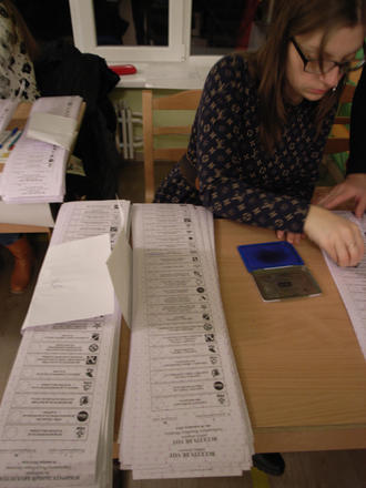 Schede elettorali durante le elezioni in Moldavia Schede elettorali durante le elezioni in Moldavia