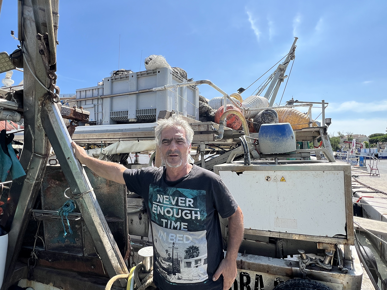 Massimo Bottacchiari, pescatore di Cesenatico, sulla sua barca - Foto M. Abbà Massimo Bottacchiari, pescatore di Cesenatico, sulla sua barca - Foto M. Abbà