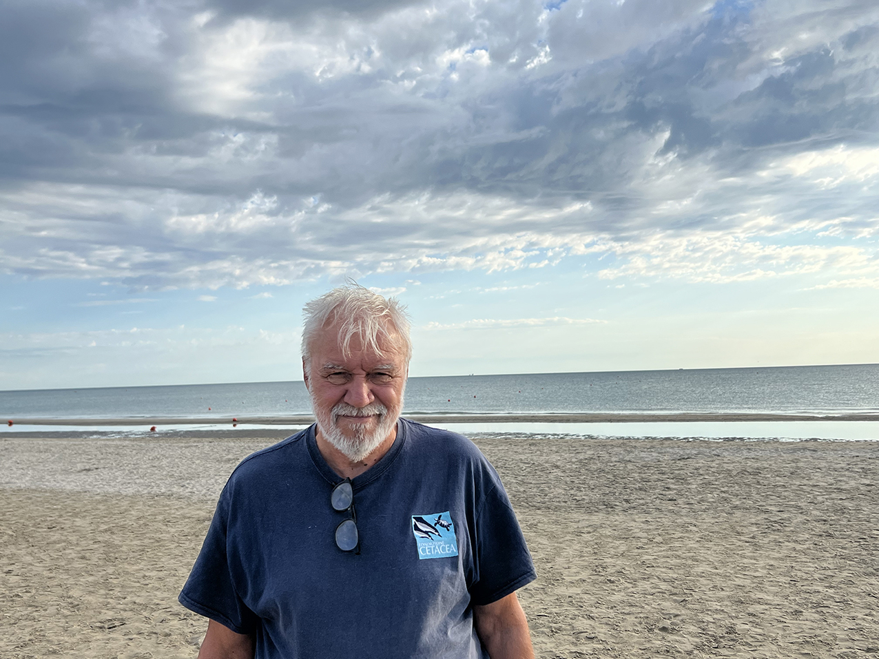Sauro Pari, presidente della Fondazione Cetacea, sulla spiaggia di Riccione - Foto M. Abbà Sauro Pari, presidente della Fondazione Cetacea, sulla spiaggia di Riccione - Foto M. Abbà