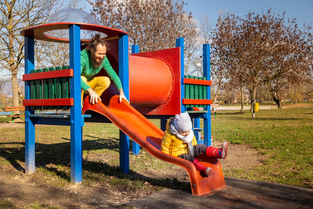 Papà e figlio in un parco giochi di Zagabria © Paul Prescott / Shutterstock