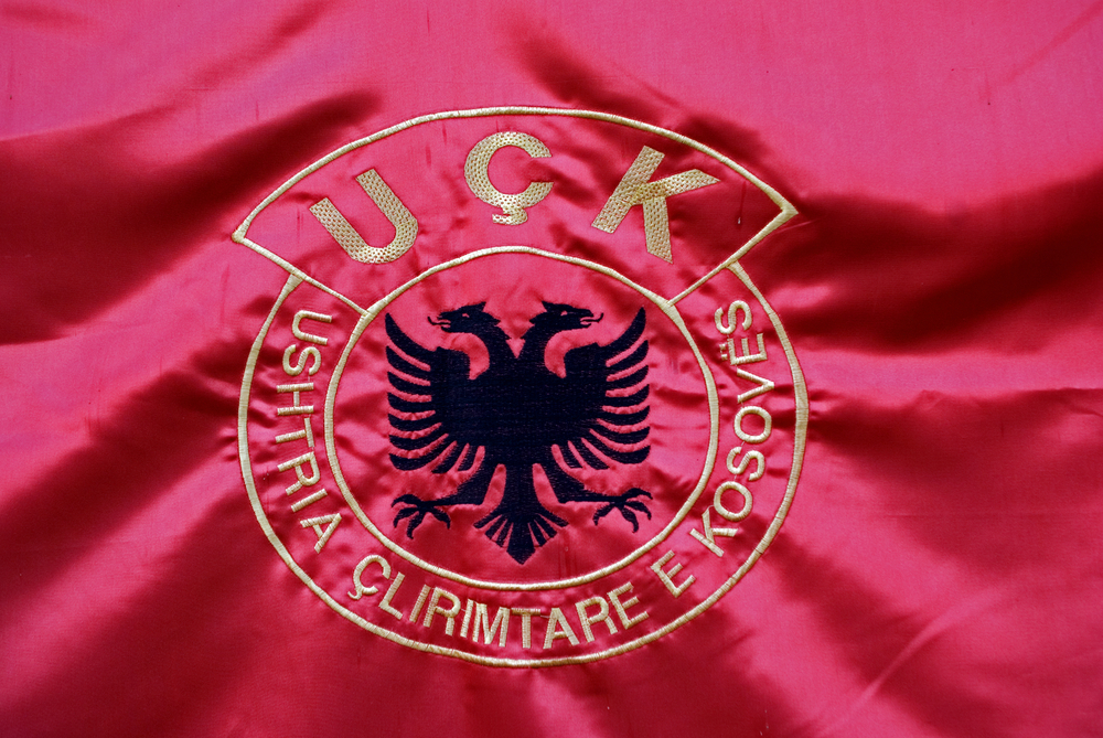 Bandiera UÇK - © Attila JANDI/Shutterstock