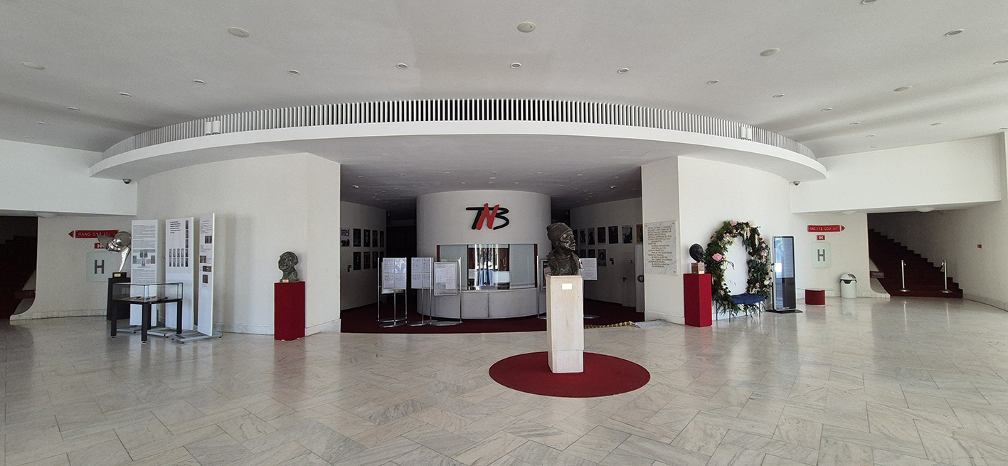 Ingresso del Teatro nazionale di Bucarest, Romania - Foto O. Dumbrava Ingresso del Teatro nazionale di Bucarest, Romania - Foto O. Dumbrava